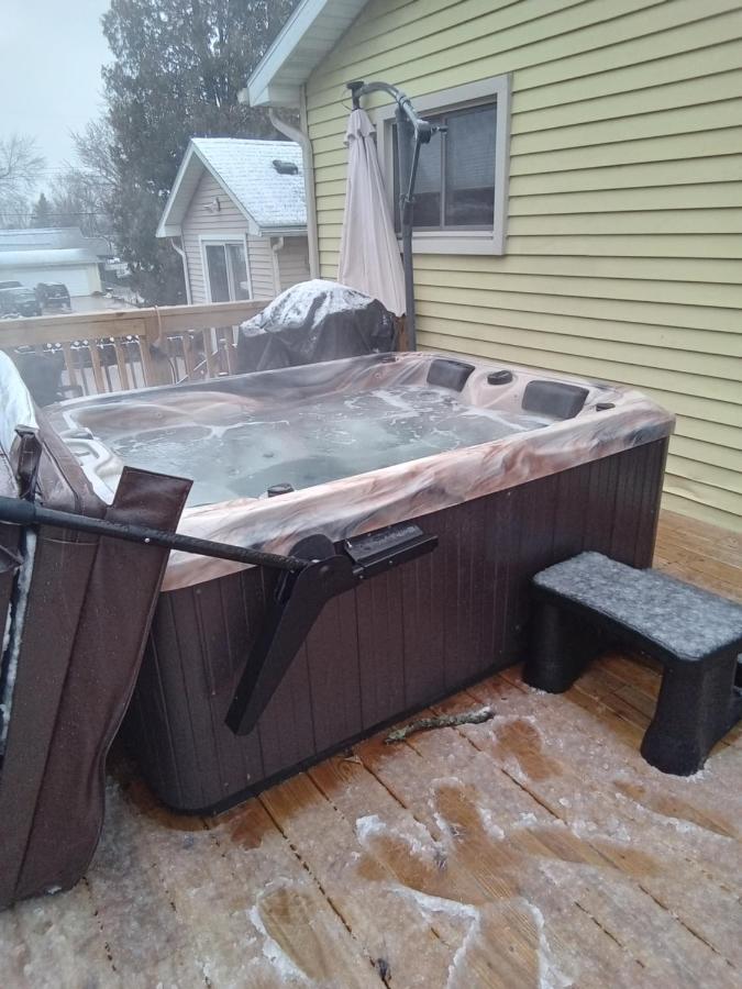 ランシングOutdoor Hot Tub And Cozy King Bedアパートメント エクステリア 写真