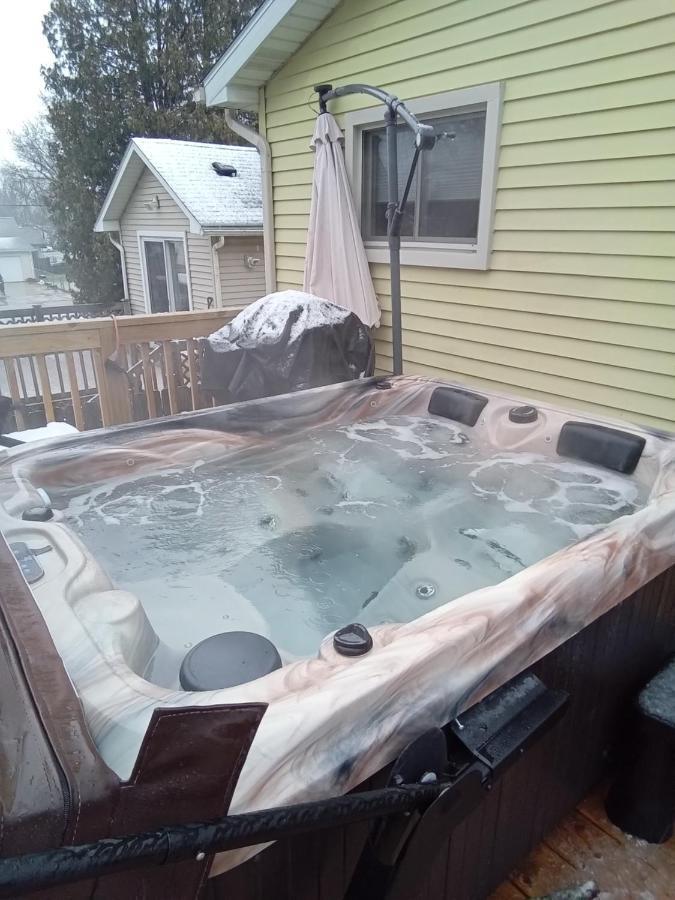 ランシングOutdoor Hot Tub And Cozy King Bedアパートメント エクステリア 写真